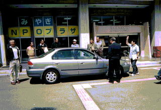 写真1：プラザ駐車場で実技指導を受ける受講者